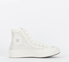 Adeus, salto alto! O clássico Converse Chuck 70 Hi, inspirado nos modelos que fizeram história desde a década de 1970, ganhou uma versão luxuosa em colaboração com a Swarovski, com aplicações de cristais prateados por todo o cabedal