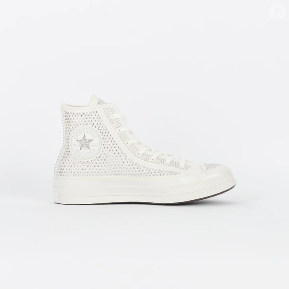 Adeus, salto alto! O clássico Converse Chuck 70 Hi, inspirado nos modelos que fizeram história desde a década de 1970, ganhou uma versão luxuosa em colaboração com a Swarovski, com aplicações de cristais prateados por todo o cabedal