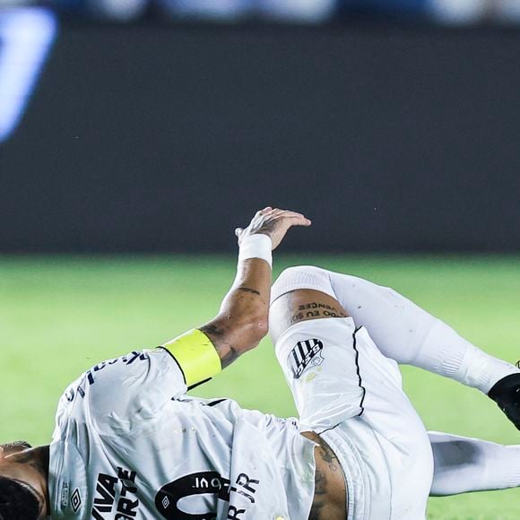 Neymar, camisa 10 do Santos, foi vítima de uma nova lesão recentemente.