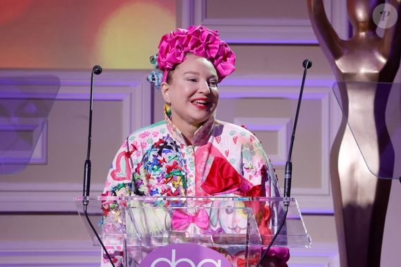 A cantora Sia, que evita mostrar o rosto publicamente, é frequentemente descrita como introvertida e luta contra a ansiedade social, o que influencia diretamente a sua persona pública