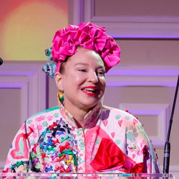 A cantora Sia, que evita mostrar o rosto publicamente, é frequentemente descrita como introvertida e luta contra a ansiedade social, o que influencia diretamente a sua persona pública