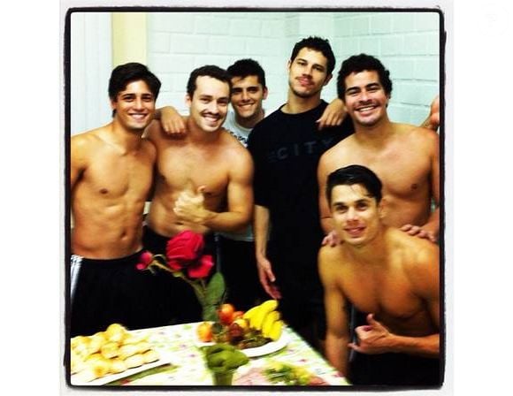 Em 2012, Rodrigo Andrade, José Loreto, Bruno Gissoni, Thiago Martins e Daniel Rocha exibiram os músculos em fotos sem camisa nos bastidores de uma partida de futebol e mostraram que a amizade ultrapassou a barreira das novelas da Globo, reunindo, na época, os galãs de 'Avenida Brasil' e 'Gabriela'
