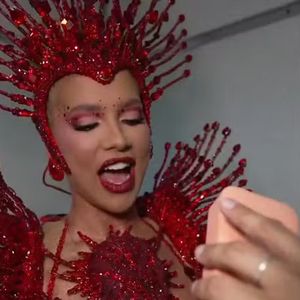 Em determinado momento da live, Virgínia foi surpreendida com um presente especial de Vini Jr.