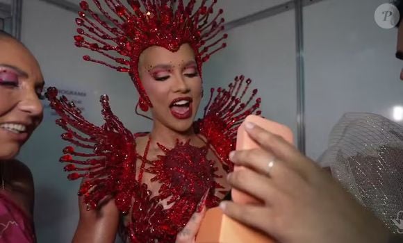 Em determinado momento da live, Virgínia foi surpreendida com um presente especial de Vini Jr.