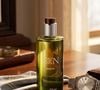 Com notas de limão, lavanda, vetiver e patchouli, o Sr N é um daqueles perfumes que unem tradição e sofisticação. Não por acaso, ele continua fazendo sucesso desde 1979
