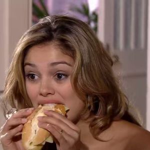 Foi justamente em 'Ti Ti Ti' que Sophie Charlotte viveu o seu maior meme: o tapa na cara enquanto comia pão