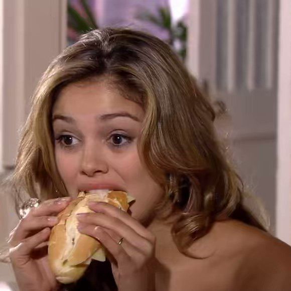 Foi justamente em 'Ti Ti Ti' que Sophie Charlotte viveu o seu maior meme: o tapa na cara enquanto comia pão