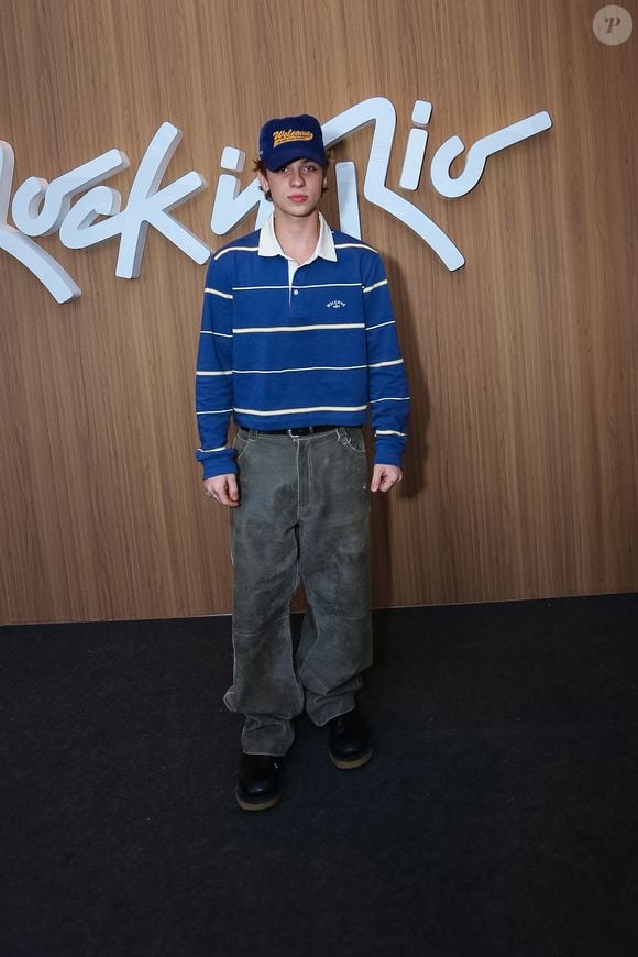 Juliano Floss escolheu uma produção casual com camiseta azul-marinho, calça jeans e acessórios que deixam o look mais despojado