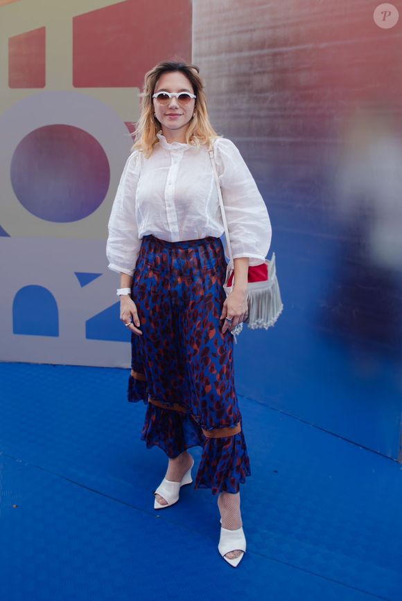 Rio Fashion Week 2026: Lorena Comparato apostou em uma camisa branca com uma saia midi estampada