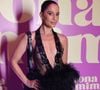 Atriz Camila Pitanga também combinou sua produção com uma bolsa no mesmo estilo da roupa.
