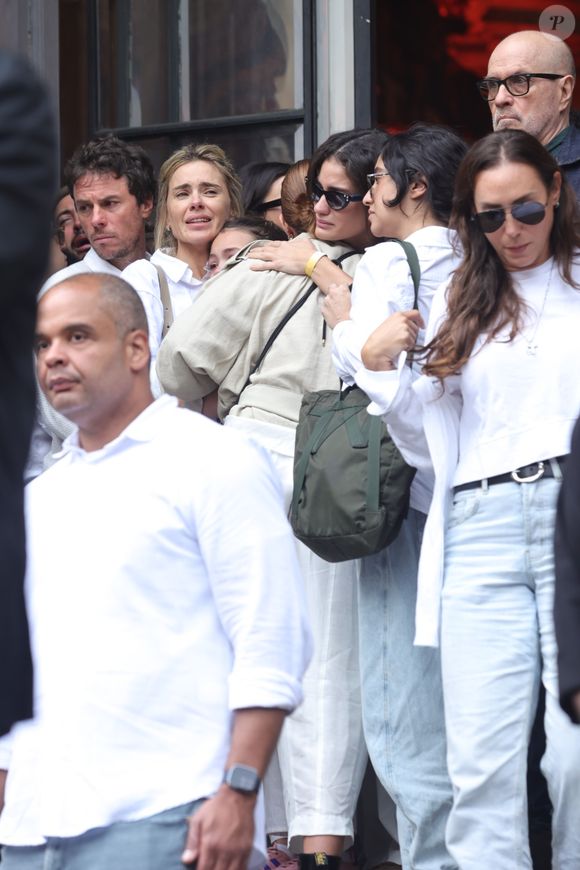 Carolina Dieckmmann consola Sol de Maria, neta de Preta Gil, após velório da cantora