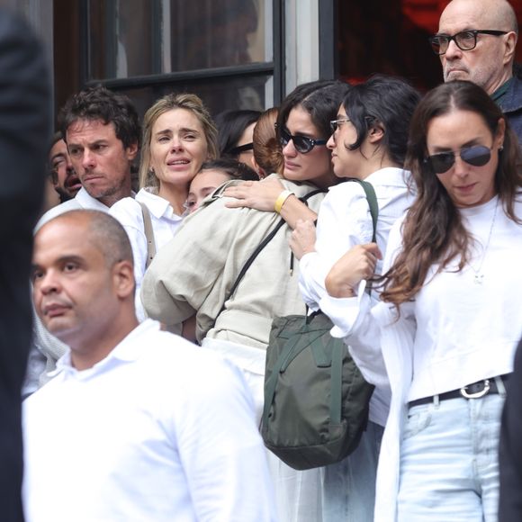 Carolina Dieckmmann consola Sol de Maria, neta de Preta Gil, após velório da cantora