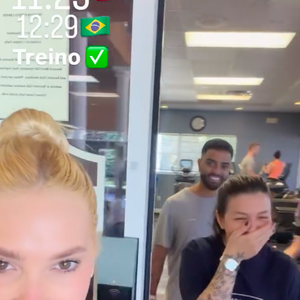 Virgínia mostrou seus amigos tapando o nariz devido ao odor da academia e brincando com a situação