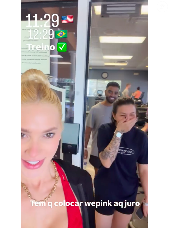 Virgínia mostrou seus amigos tapando o nariz devido ao odor da academia e brincando com a situação