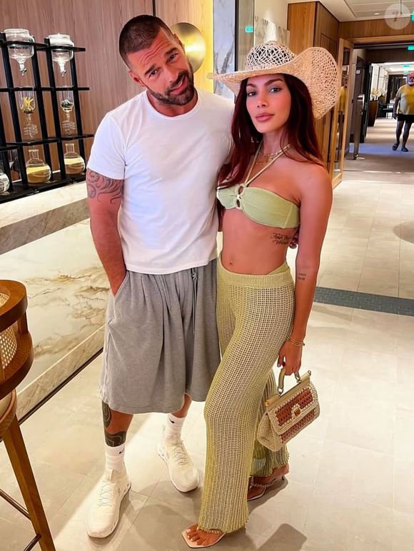 Anitta mostrou o novo rosto em foto ao lado de Ricky Martin
