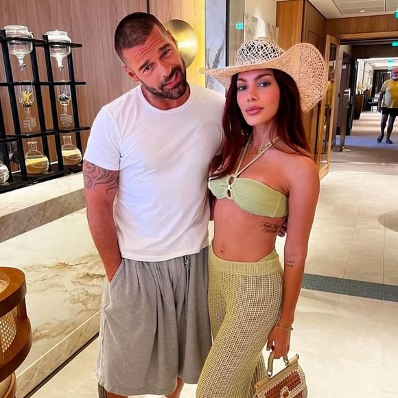 Anitta mostrou o novo rosto em foto ao lado de Ricky Martin