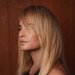 Segundo a visagista e terapeuta capilar Mari Borges, o corte escolhido por Angélica "concentra a massa do cabelo, elimina essas pontas vazias e devolve sustentação, movimento e uma aparência muito mais densa"