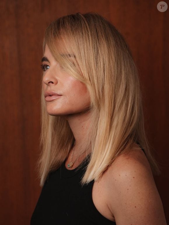 Segundo a visagista e terapeuta capilar Mari Borges, o corte escolhido por Angélica "concentra a massa do cabelo, elimina essas pontas vazias e devolve sustentação, movimento e uma aparência muito mais densa"