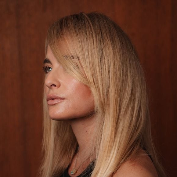 Segundo a visagista e terapeuta capilar Mari Borges, o corte escolhido por Angélica "concentra a massa do cabelo, elimina essas pontas vazias e devolve sustentação, movimento e uma aparência muito mais densa"