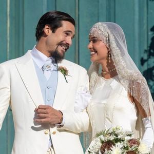 Em "Nobreza do Amor", Virgínia, personagem de Theresa Fonseca, se emociona ao finalmente viver o casamento que tanto aguardou ao lado de Mirinho, interpretado por Nicolas Prattes