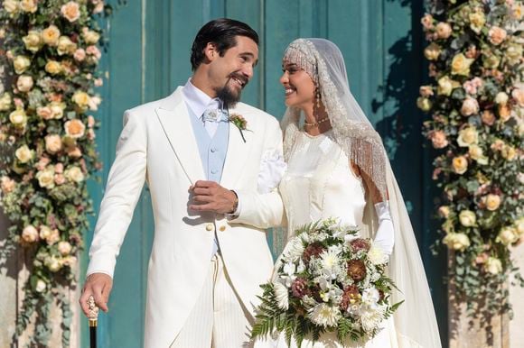 Em "Nobreza do Amor", Virgínia, personagem de Theresa Fonseca, se emociona ao finalmente viver o casamento que tanto aguardou ao lado de Mirinho, interpretado por Nicolas Prattes