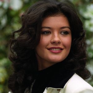 A atriz galesa, nascida em 25 de setembro de 1969, em Swansea, conquistou o estrelato ao lado de nomes como Anthony Hopkins e Antonio Banderas no clássico A Máscara do Zorro (1998), e desde então construiu uma carreira sólida no cinema e no teatro, com títulos de destaque como Traffic, Doze Homens e um Segredo e o musical A Little Night Music, na Broadway.