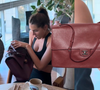 Aos 28 anos, Sasha Meneghel ganha de aniversário bolsa Chanel da coleção Primavera-Verão 2026 de couro no tom borgonha avaliada em R$ 80 mil; achei na Shein modelo semelhante ao presente da filha da Xuxa por menos de R$ 130