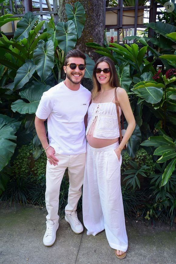 Camila Queiroz exibiu a barriga de grávida com Klebber Toledo no aniversário de Carolina Dieckmann