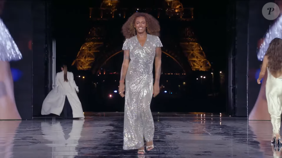 Com vestido brilhante, Liniker levou sua presença artística à passarela da Paris Fashion Week. A cantora participou pela primeira vez do desfile-manifesto da L’Oréal Paris, que reuniu representantes brasileiras e celebridades internacionais. De acordo com a psicóloga Leticia Martín Enjuto, roupas e acessórios podem influenciar a percepção inicial de status social, mas essas associações são interpretações automáticas, e não provas sobre a realidade de alguém
