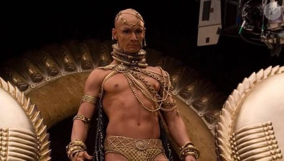 O visual de Xerxes exigiu uma transformação completa de Rodrigo Santoro em '300'. Além de aparecer careca e sem pelos, o personagem tinha o rosto cheio de piercings. Para alcançar o resultado, o ator enfrentou uma sessão de depilação com cera que acabou se tornando uma das histórias mais curiosas dos bastidores do filme