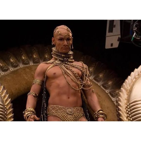 O visual de Xerxes exigiu uma transformação completa de Rodrigo Santoro em '300'. Além de aparecer careca e sem pelos, o personagem tinha o rosto cheio de piercings. Para alcançar o resultado, o ator enfrentou uma sessão de depilação com cera que acabou se tornando uma das histórias mais curiosas dos bastidores do filme