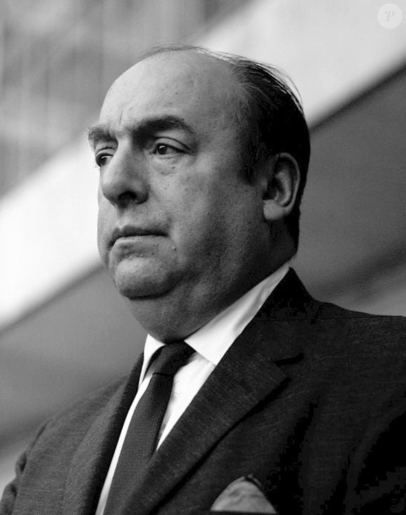 Além de um dos escritores de língua espanhola mais importantes do século XX e ganhador do Prêmio Nobel de Literatura em 1971, Neruda foi diplomata, senador e militante político