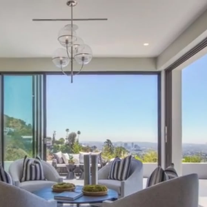 A antiga casa de Demi Lovato em Hollywood Hills foi vendida em 2020 por US$ 8,25 milhões, quatro anos após a compra pela cantora