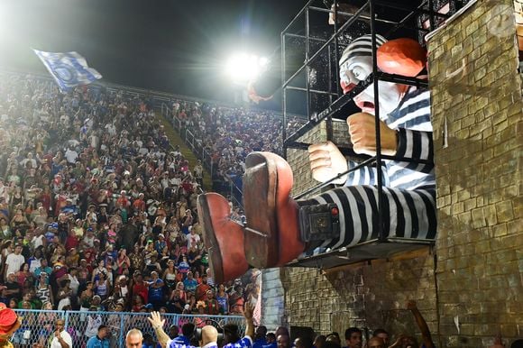 Carnaval 2026: Acadêmicos de Niterói fez desfile em homenagem a Lula e com ataques a adversários políticos do atual presidente