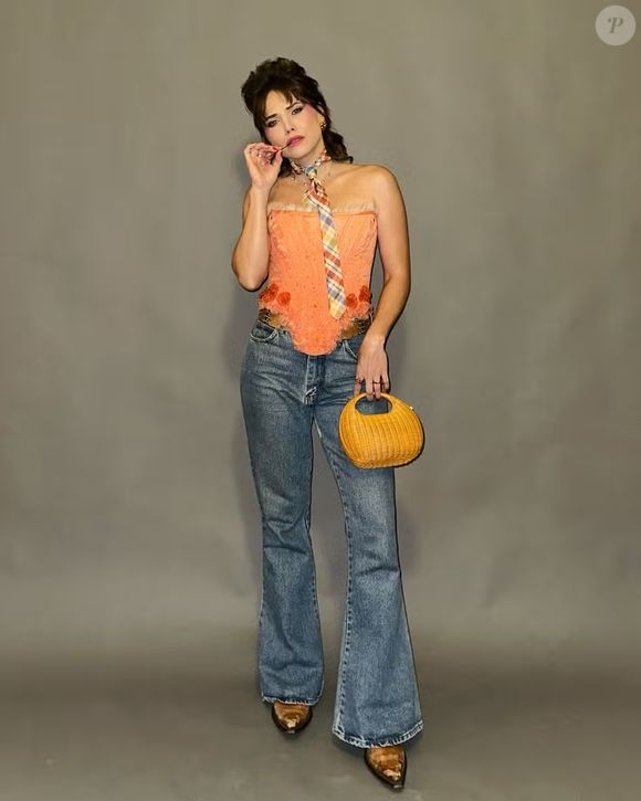 Calça jeans e gravata se destacaram no look junino de Leticia Colin