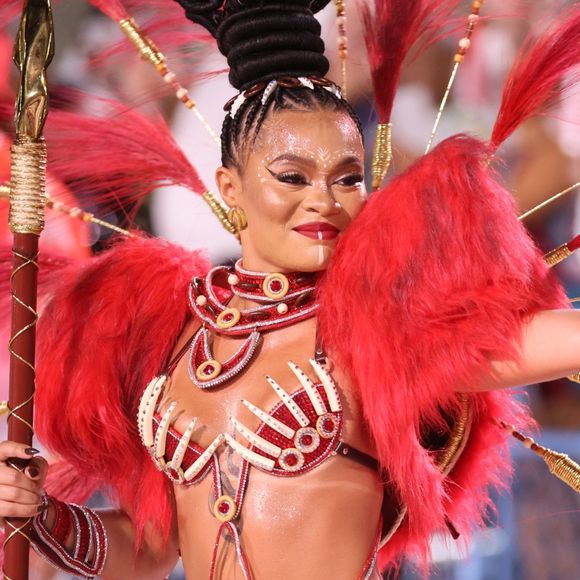 Carnaval 2025: rainha de bateria da Unidos de Padre Miguel, Dedê Marinho foi aclamada no primeiro dia de ensaio técnico