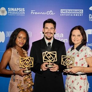 Nicolas Prattes ao lado de Duda Santos em premiação internacional de TV