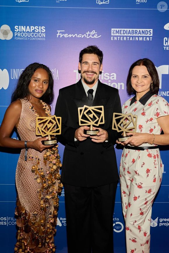 Nicolas Prattes ao lado de Duda Santos em premiação internacional de TV