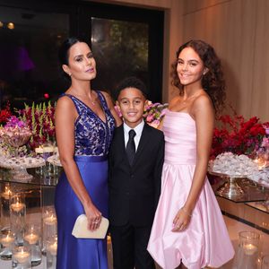 Luciele Camargo e os filhos prestigiaram festa de 15 anos das filhas de Luciano Camargo