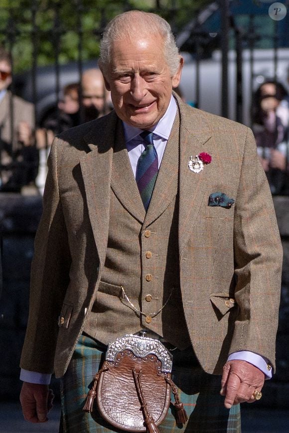 Rei Charles III já teria sido informado sobre os planos de Harry e Meghan. De acordo com a revista People, o monarca recebeu bem a notícia e vê a mudança como uma oportunidade de passar mais tempo com a família Sussex de maneira privada