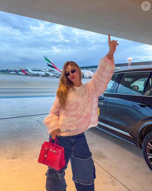 Virginia Fonseca combina look confortável com bolsa de couro luxuosa