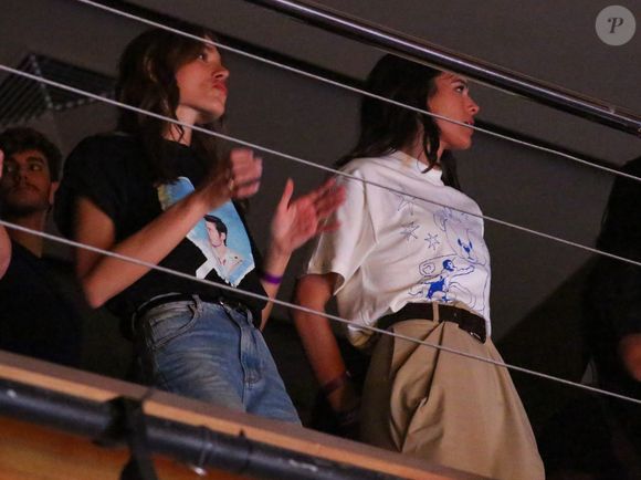 Bruna Marquezine e Sasha Meneghel em foto curtindo show em 2025 de João Lucas, marido da filha de Xuxa