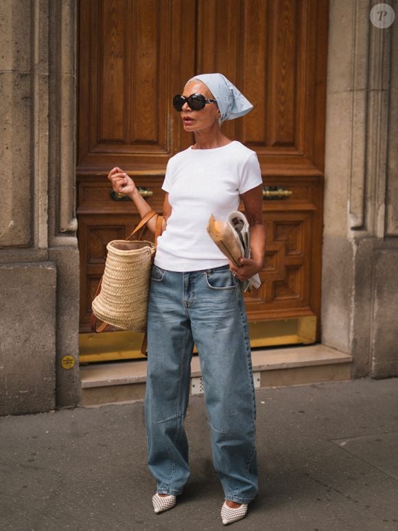 De volta ao centro das tendências, a bandana na cabeça combina praticidade e elegância e se transforma no toque final perfeito para looks com inspiração mediterrânea