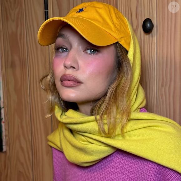 A aplicação estratégica ajuda a neutralizar tons azulados e esverdeados da região abaixo dos olhos como na make da modelo Gigi Hadid