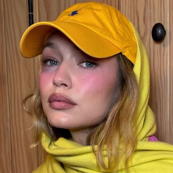 A aplicação estratégica ajuda a neutralizar tons azulados e esverdeados da região abaixo dos olhos como na make da modelo Gigi Hadid