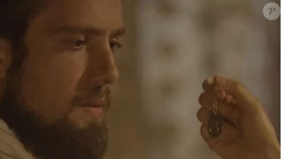 Felipe é frio com Lívia e exige que ela se afaste de Vitória assim que a condessa se recuperar.