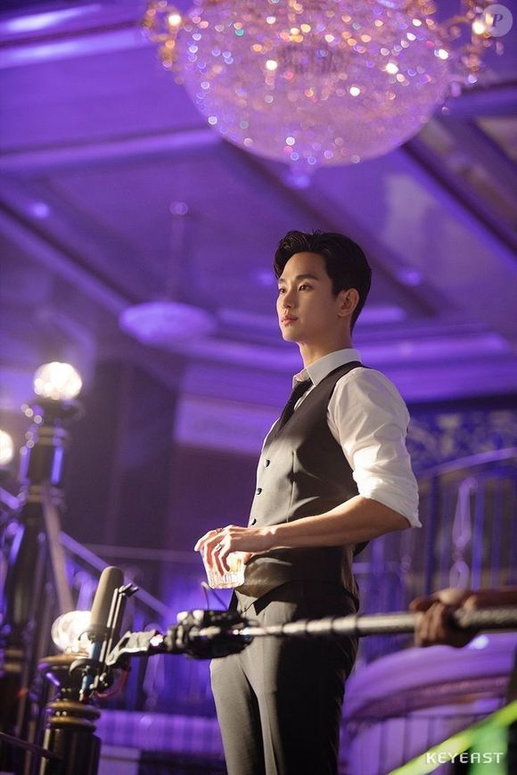 Já com o visual parecido com os dias atuais, Kim Soo-hyun fez uma aparição em 'Hotel Del Luna' em 2019