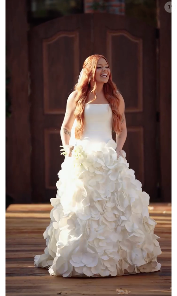 Viih Tube precisou segurar a saia do vestido e, segundo alguns fãs o motivo seria a barra por fazer