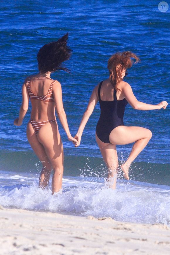 Casal da novela Três Graças protagoniza momento apaixonado durante gravações na praia carioca