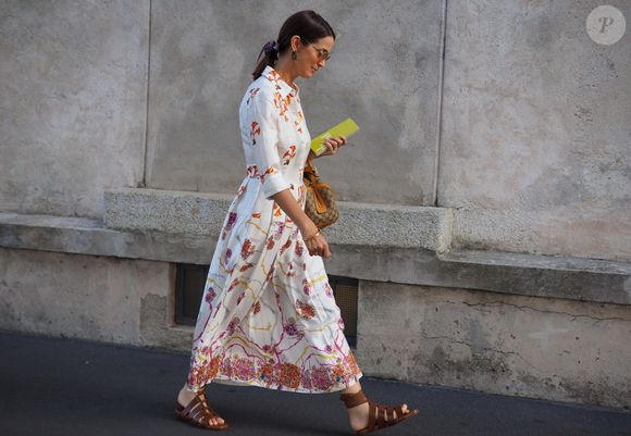 Sandálias rasteiras garantem conforto e promovem looks mais despojados para a próxima estação do ano: vão bem com vestidos, saias e shorts.